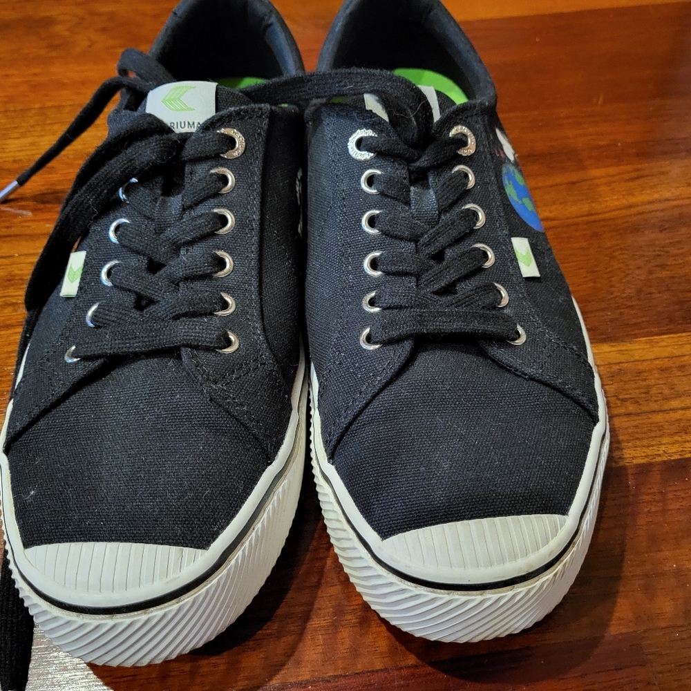 Cariuma Black Canvas Sneakers